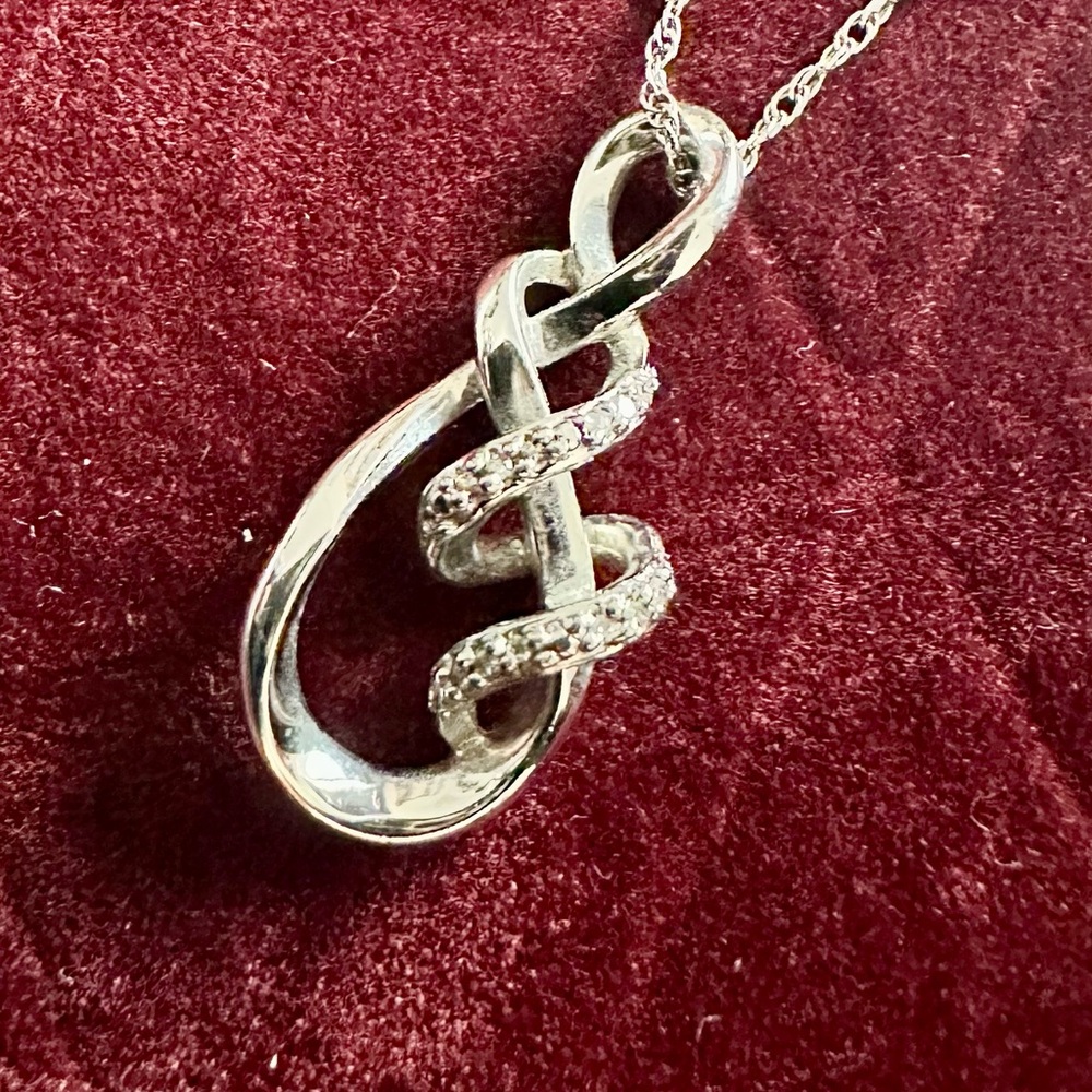 Beautiful Pendant - Picture 6 of 6